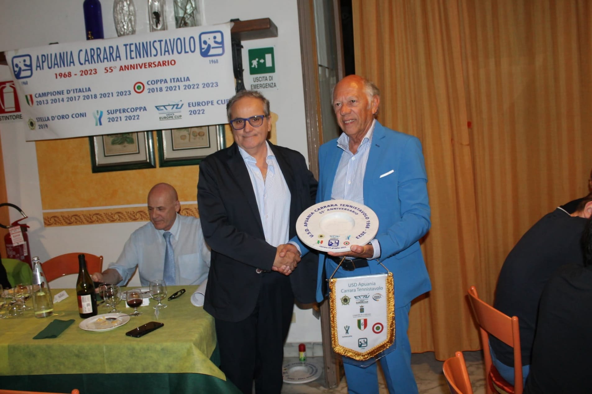 Apuania Carrara festa per i 55 anni premiazione presidente Di Napoli