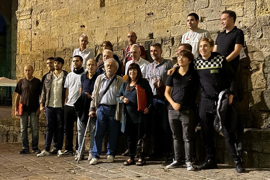 Foto Gruppo in Piazza dei Priori Volterra