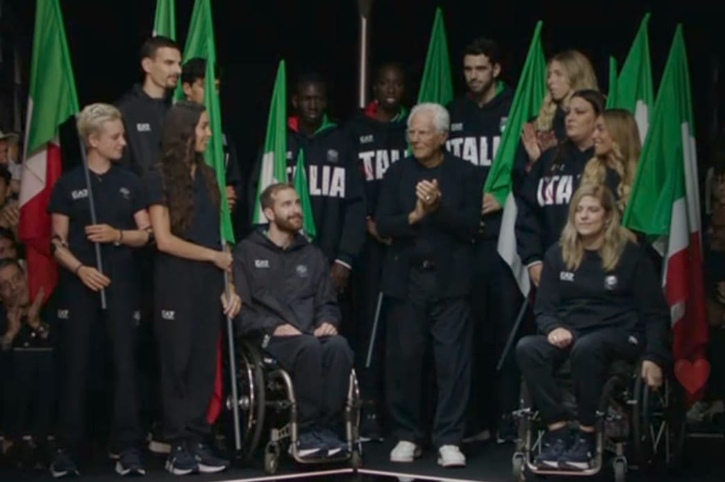 Giada Rossi con gli atleti paralimpici e Giorgio Armani alla presentazione delle divise per i Giochi di Parigi 2024