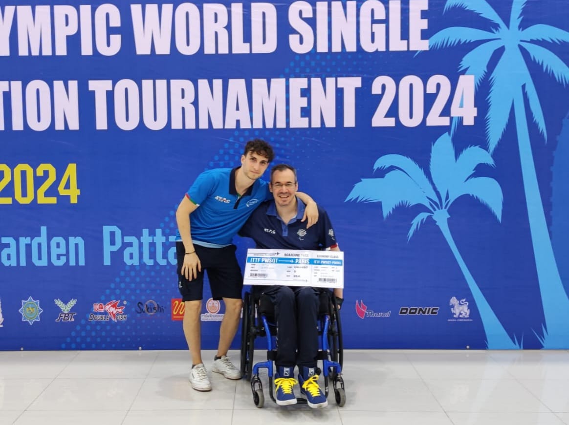 Andrea Borgato e Massimo Pischiutti con il biglietto per Parigi 2024