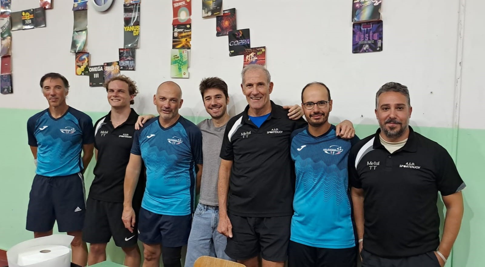Antonino La Torre con i compagni avversari nel derby dello Sportenjoy
