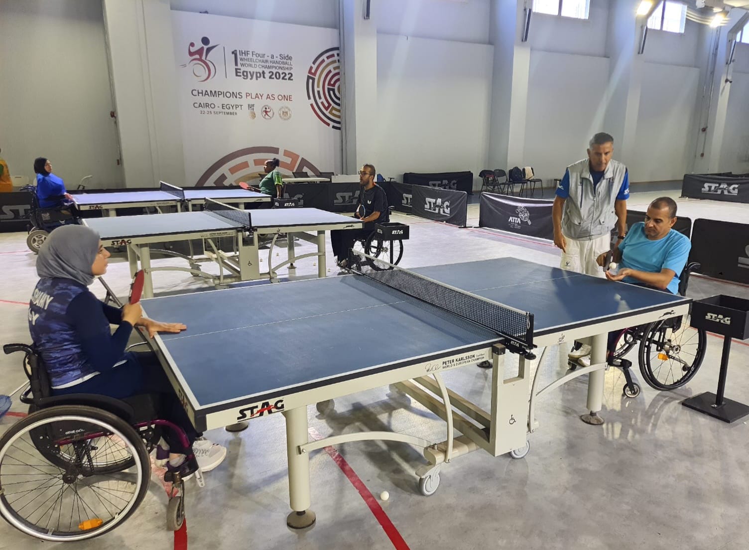 Camp paralimpico a Giza settembre 2023 Alessandro Arcigli impegnato ai tavoli con gli atleti