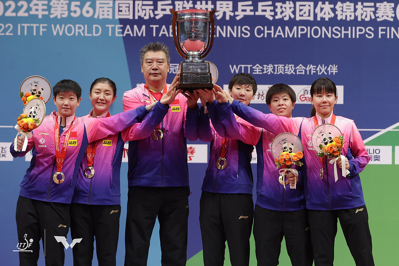 Campionati Mondiali a squadre a Chengdu 2022 Cina femminile solleva la coppa 2