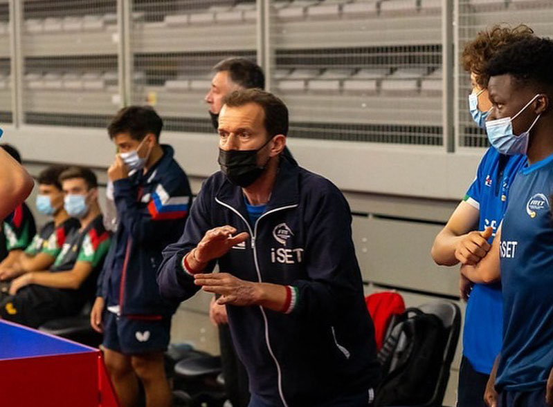 Coach Lorenzo Nannoni e la squadra