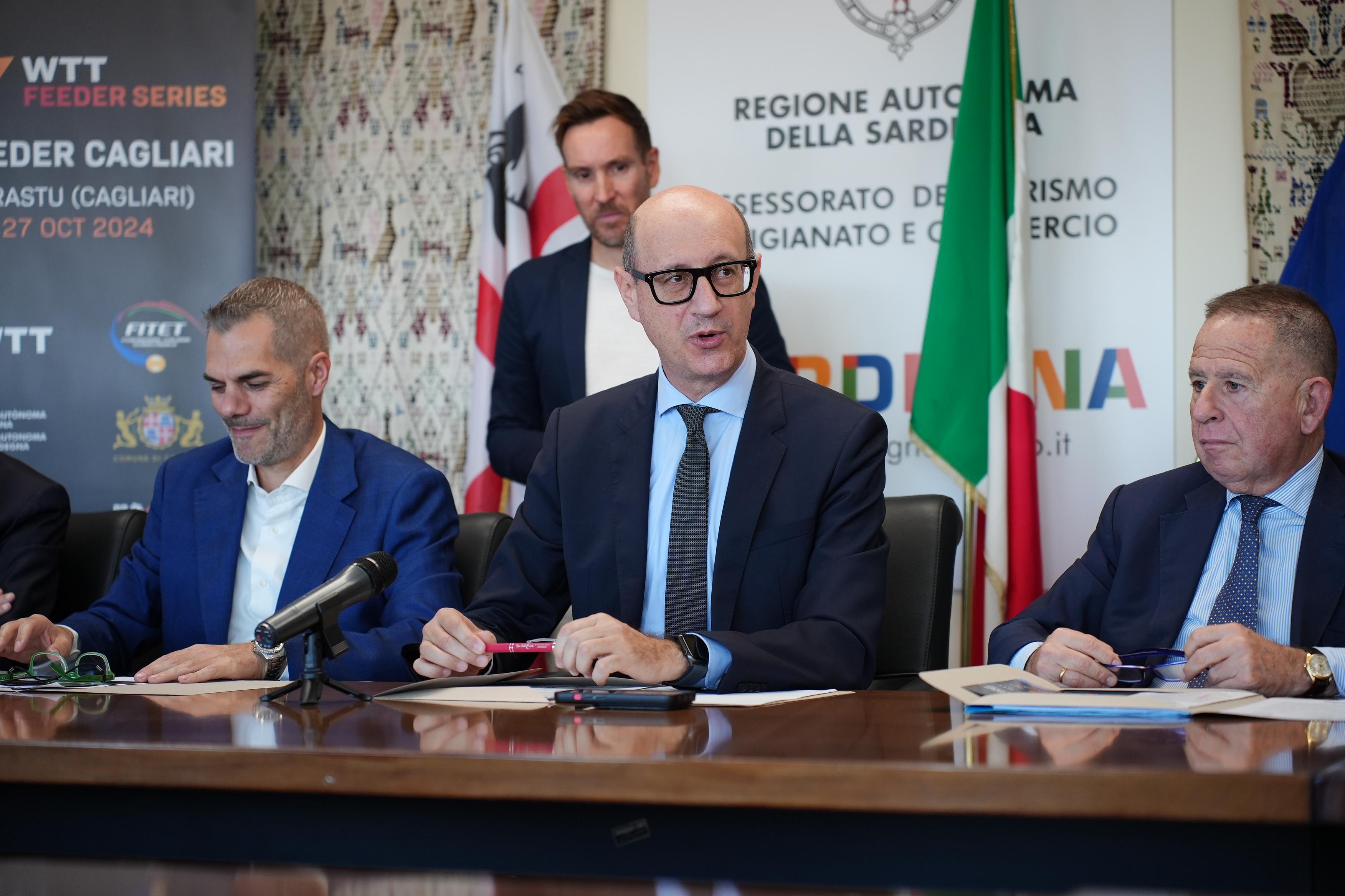 Conferenza stampa WTT Feeder Cagliari 2024 tavolo dei relatori parla assessore Franco Cuccureddu
