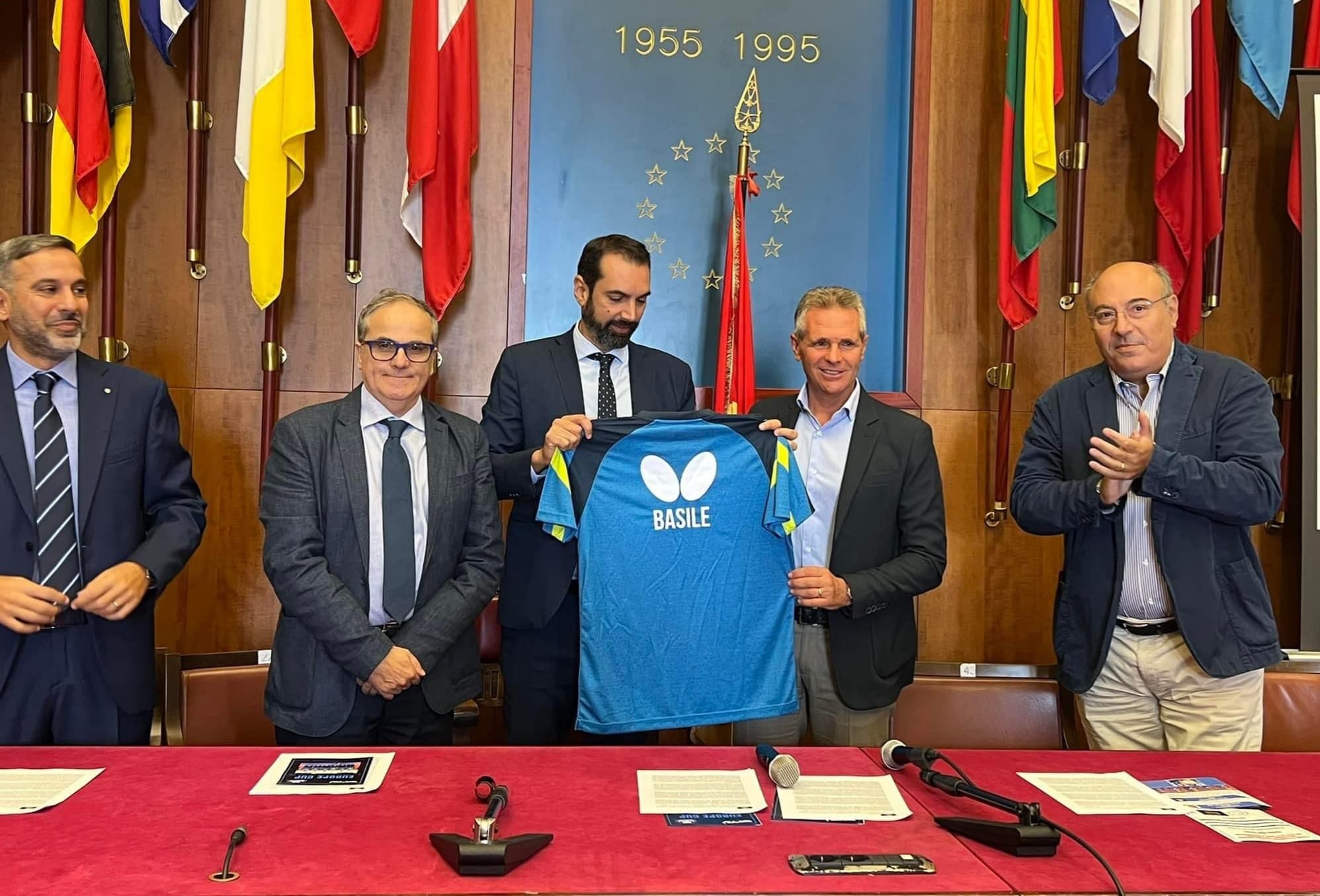 Conferenza stampa a Messina per presentazione Gruppo A della Europe Cup 2022 2023 il sindaco Basile riceve una maglietta personalizzata