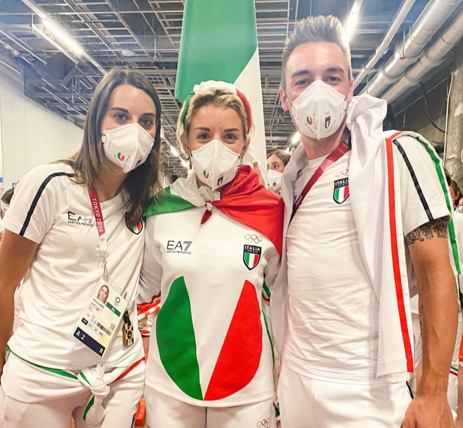 Debora Vivarelli alla cerimonia di apertura con i portabandiera Jessica Rossi ed Elia Viviani