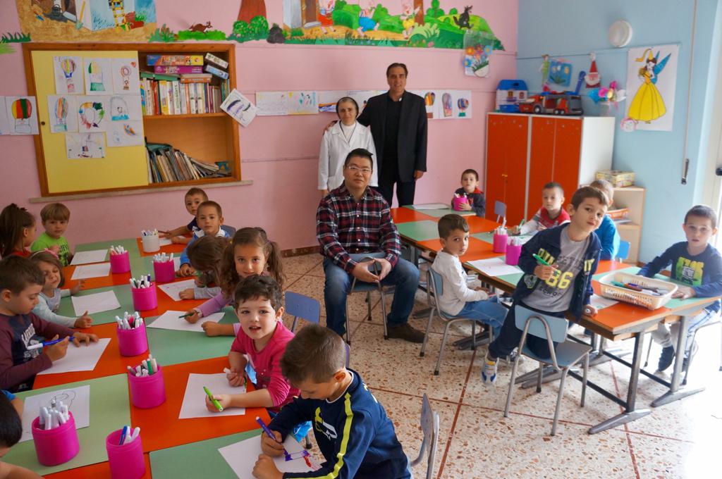 Don Adriano Principe e Xu Can nella scuola per linfanzia in parrocchia