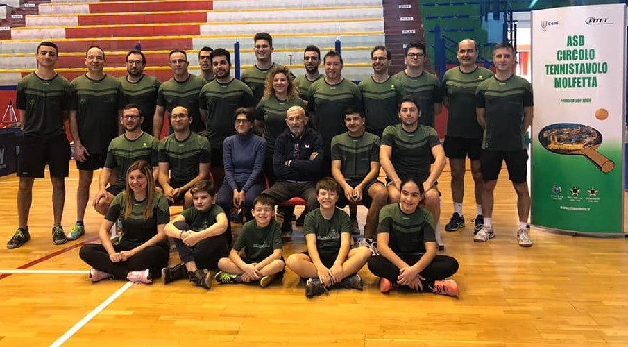 Elvira Gattulli e Leonardo Scardigno con un gruppo del Circolo Tennistavolo Molfetta