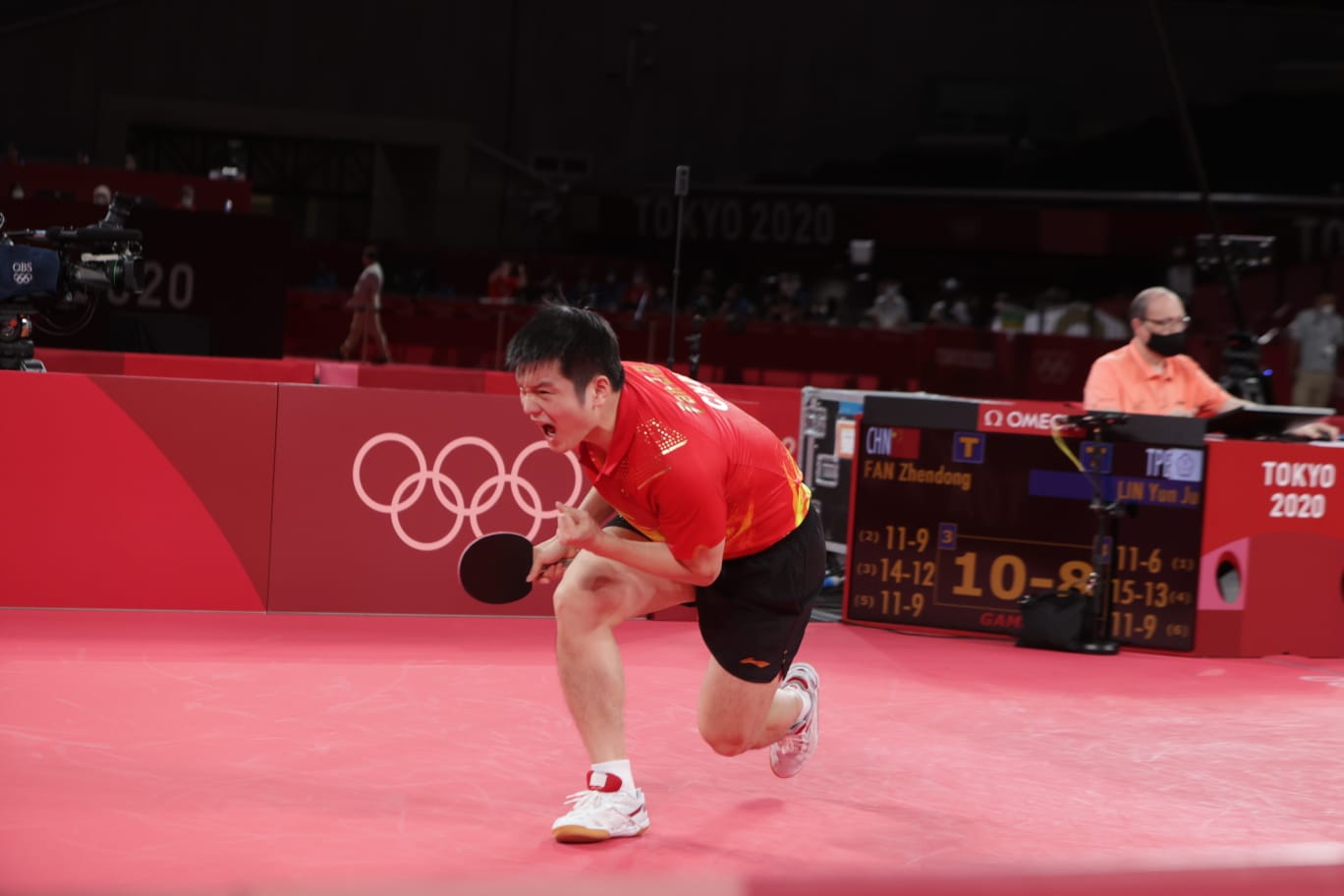 Fan Zhendong esulta per la qualificazione alla finale olimpica di Tokyo 2020