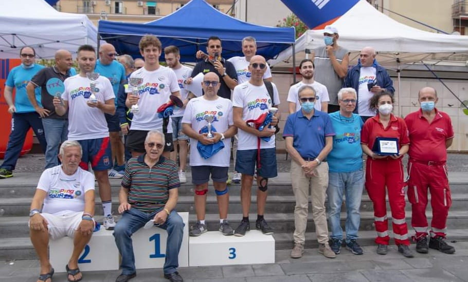 Foto 1 Tappa TTX di Cava de Tirreni il podio dei vincitori con il presidente Di Napoli