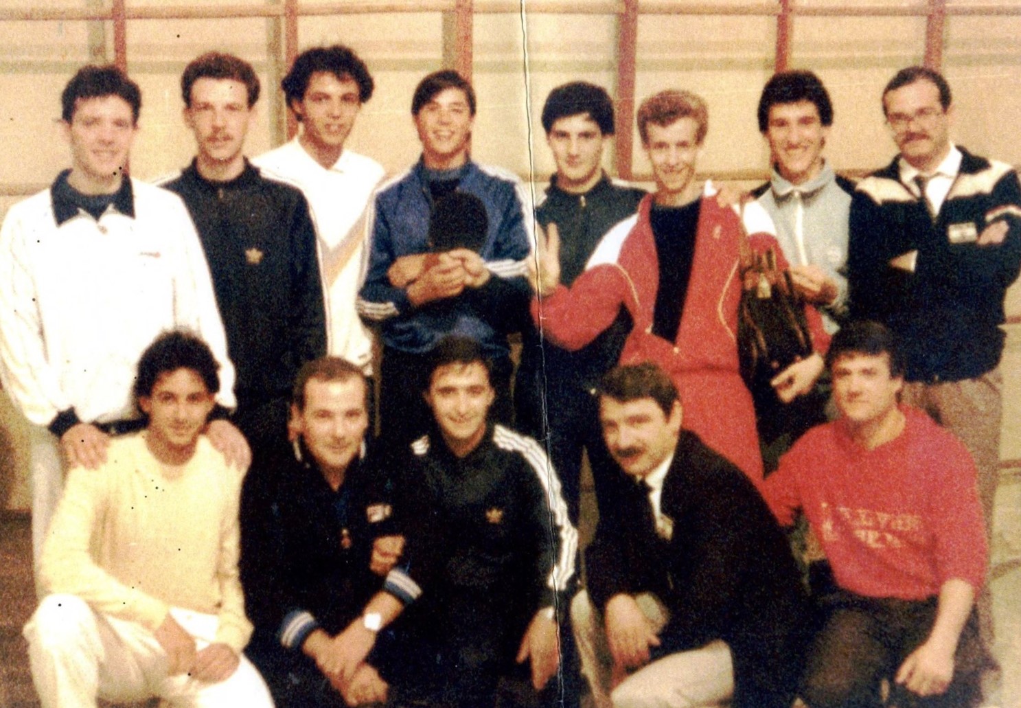Foto 2 Anni 80 Ping Pong La Joseph Capoterra con gli amici di Iglesias