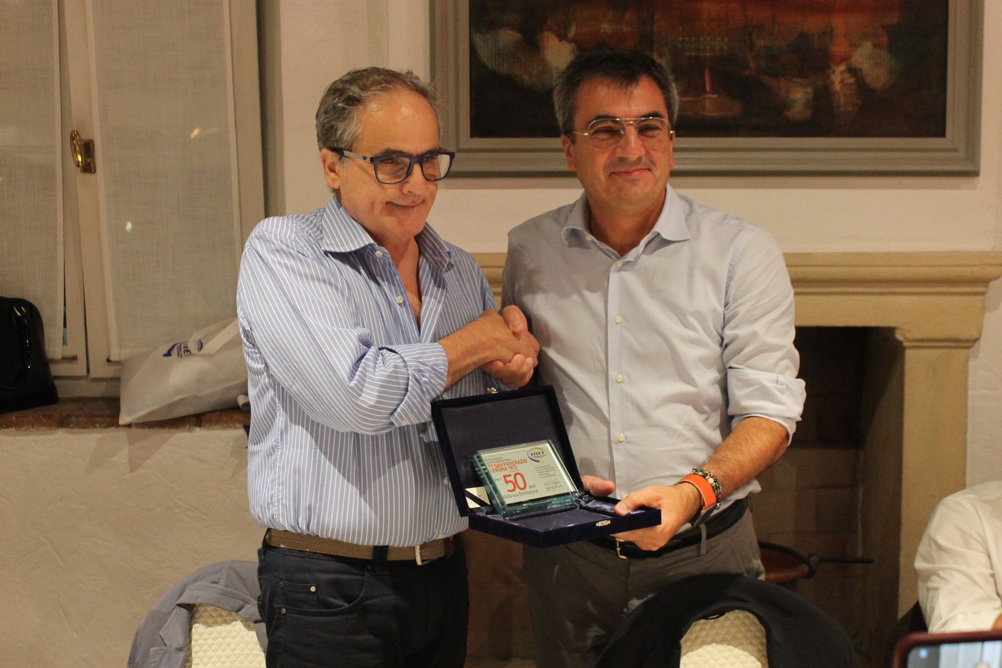 Foto 2 Renato Di Napoli consegna la targa ricordo per i 50 anni a Davide Caiani