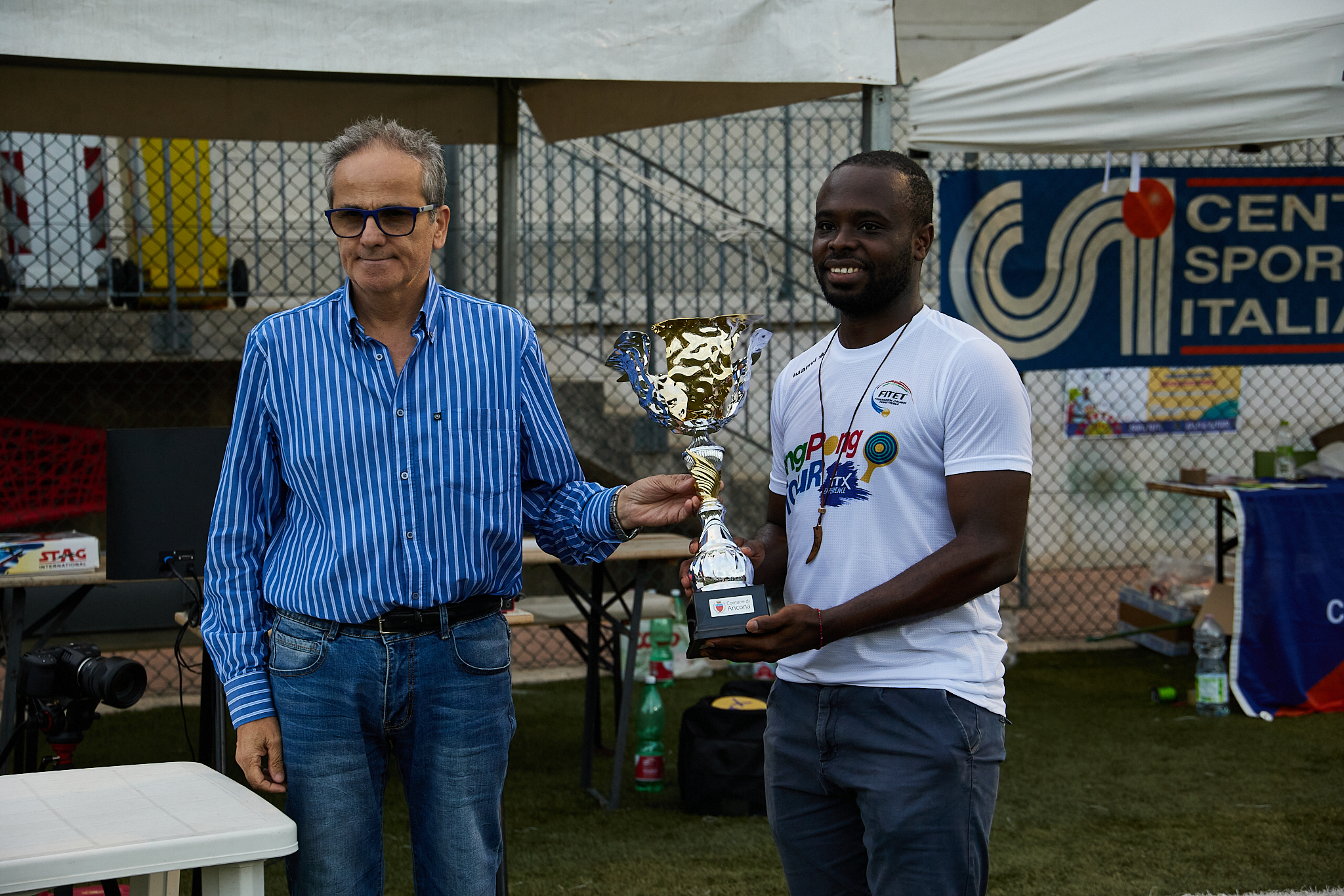 Foto 2 il presidente Di Napoli premia Emmanuel Kwasi Buabeng vincitore del torneo ufficiale del Table Tennis X