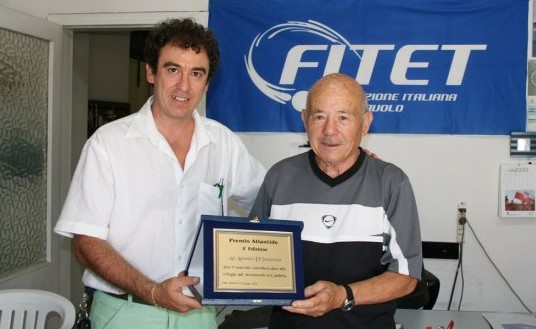 Foto 3 Consegna del premio Atlantide a Tonino di Francesco