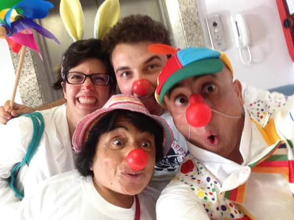 Foto 3 Grazia Turco con il gruppo di clownterapia in ospedale