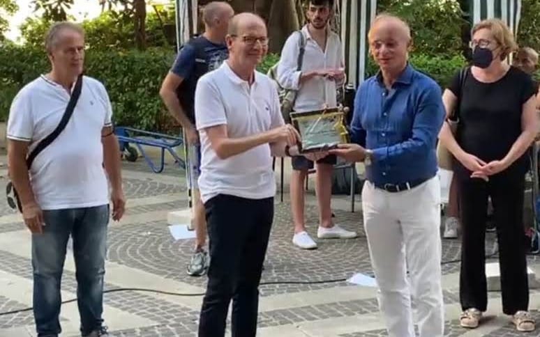 Foto 3 Paolo Puglisi consegna una targa a Nicola Cascino