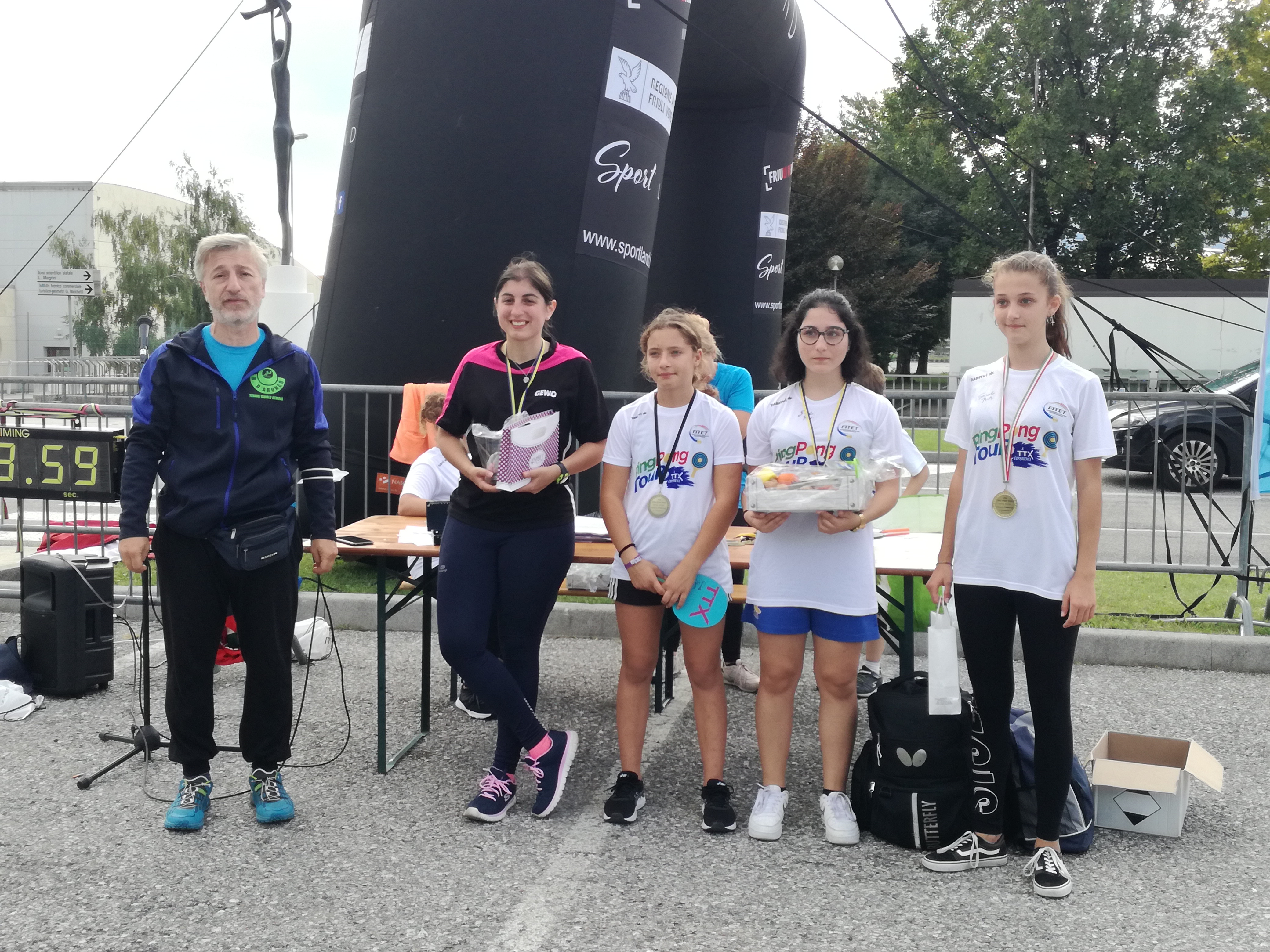 Foto 3 il podio femminile da sinistra Andrea Franz Anna Nenis Arianna Santoriello e la prima classificata Sara Bellina