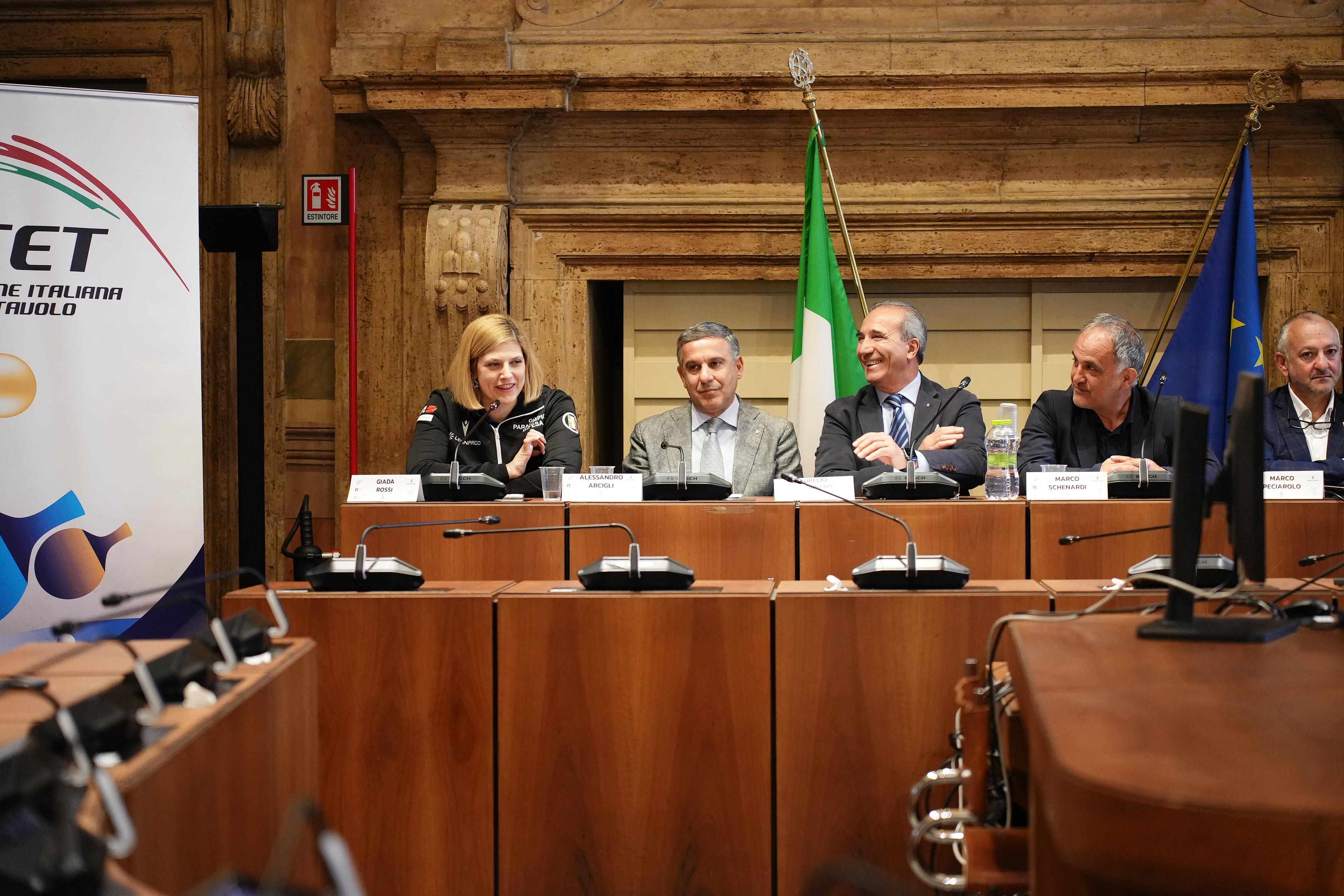 Foto conferenza stampa Campionati Italiani Paralimpici 2025 da sinistra Giada Rossi Alessandro Arcigli Aurelio Forcignanò Marco Schenardi e Marco Peciarolo