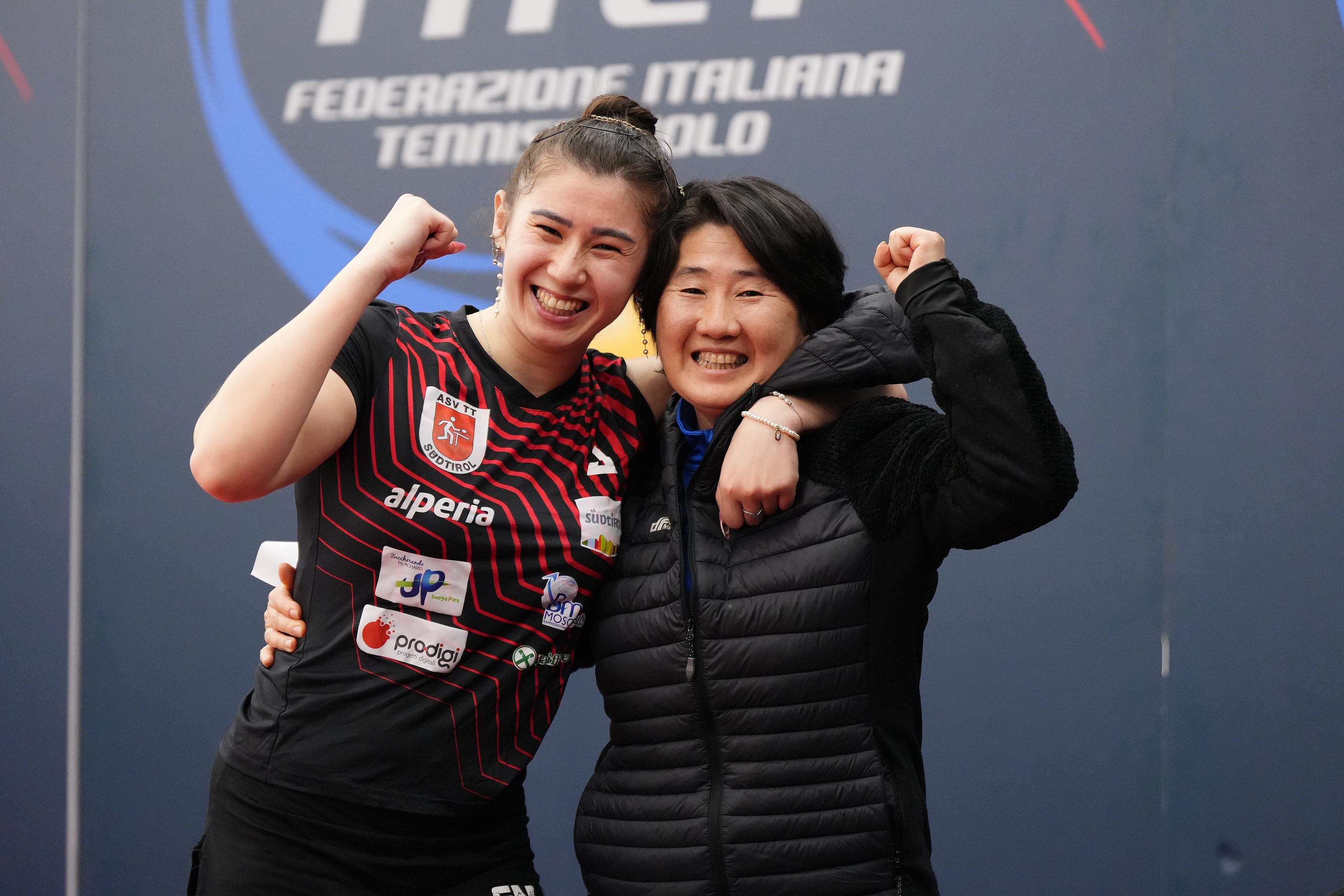 Gaia Monfardini esulta con mamma Tan Wenling