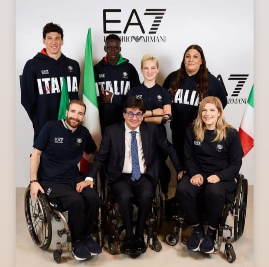 Giada Rossi con gli atleti paralimpici e il presidente Luca Pancalli alla presentazione delle divise per i Giochi di Parigi 2024