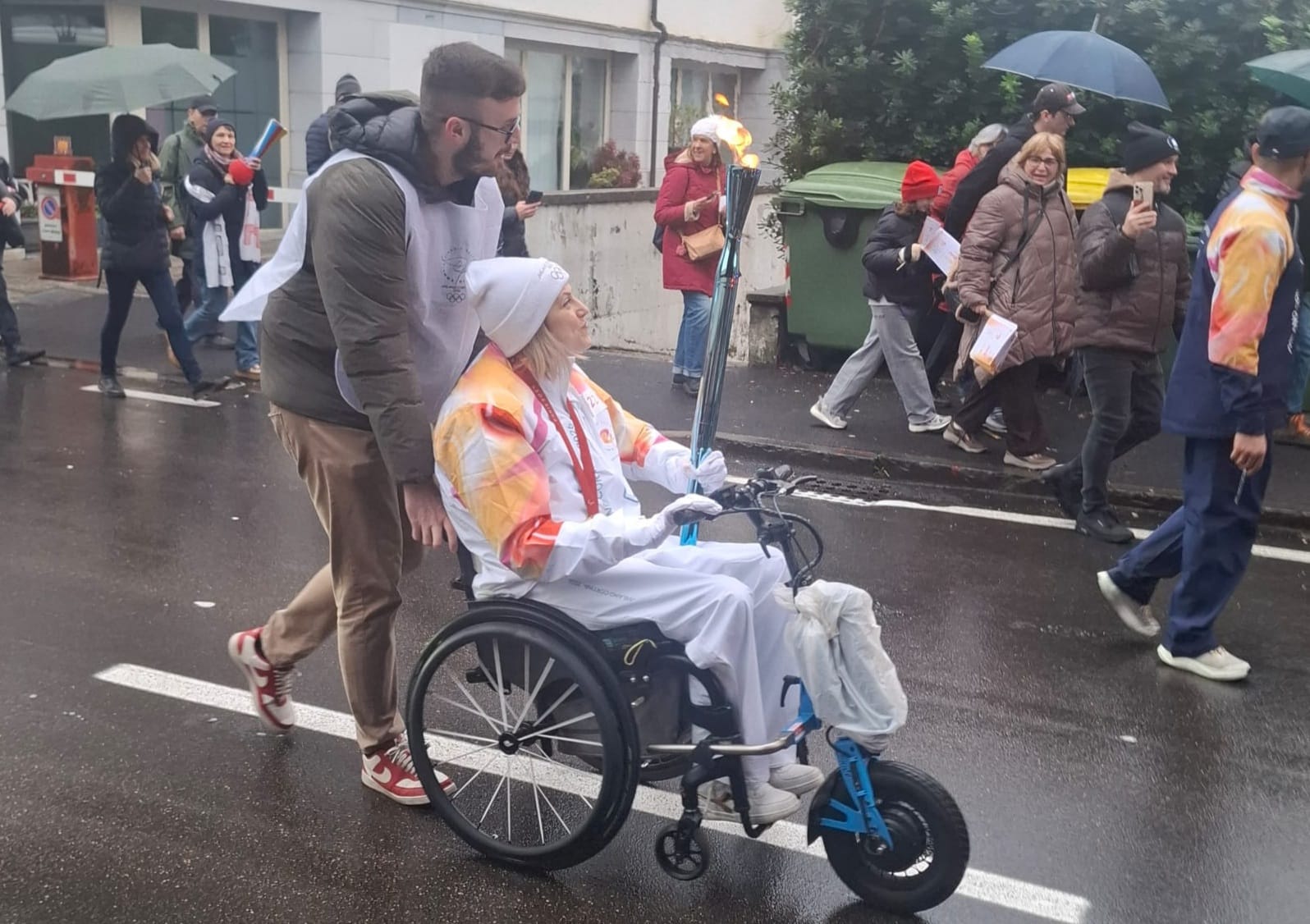 Giada Rossi con la Fiaccola delle Olimpiadi di Milano Cortina e il fratello Simone