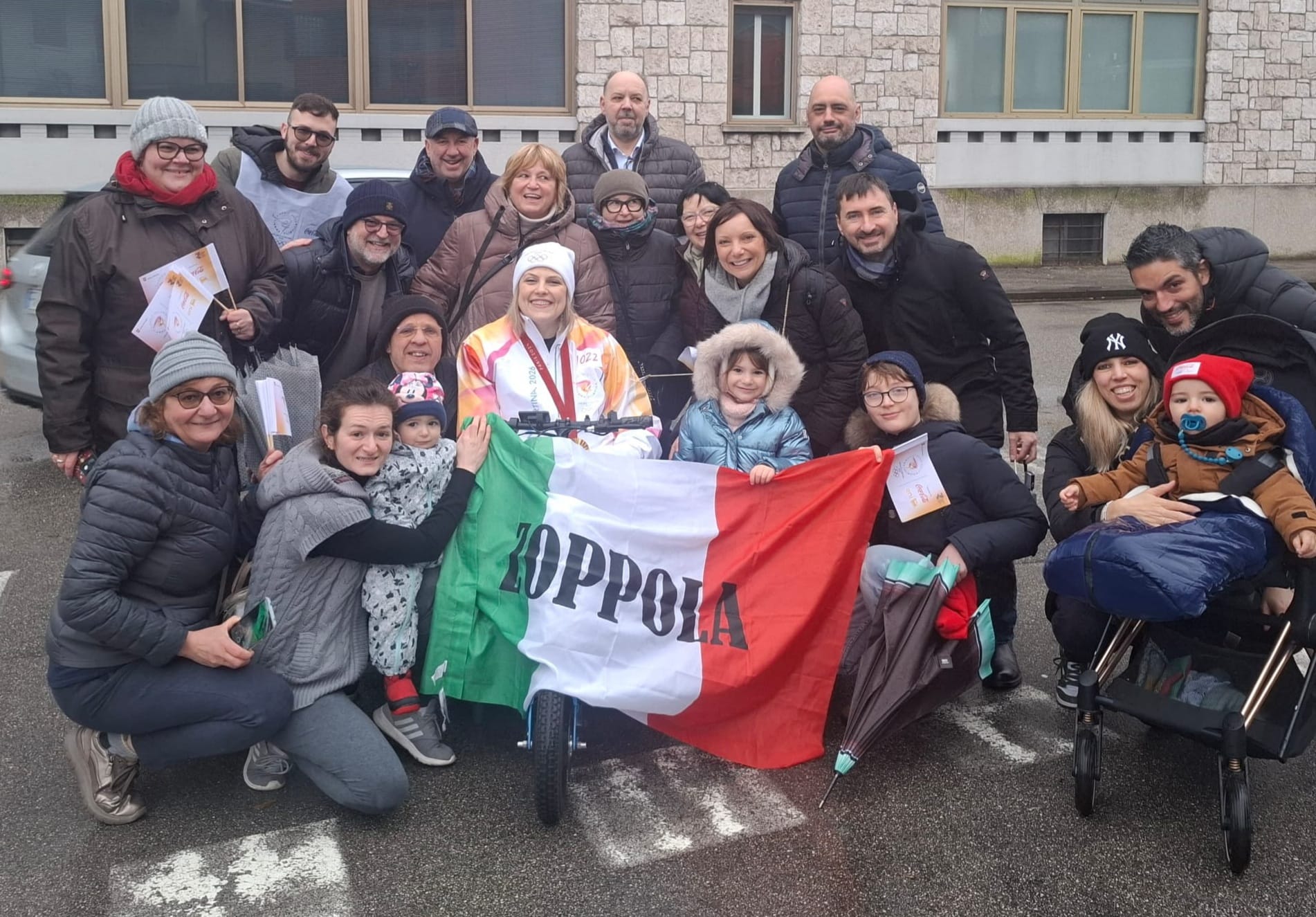 Giada Rossi con la Fiaccola delle Olimpiadi di Milano Cortina foto di gruppo con la rappresentanza di Zoppola
