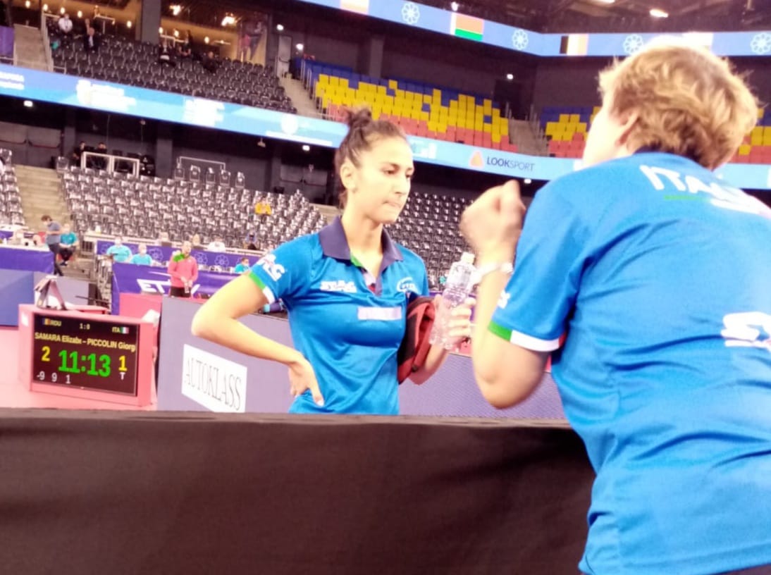 Giorgia Piccolin al cambio di campo con Elena Timina