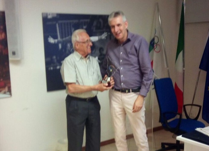 Giulio Serni premiazione da parte del Comitato Regionale