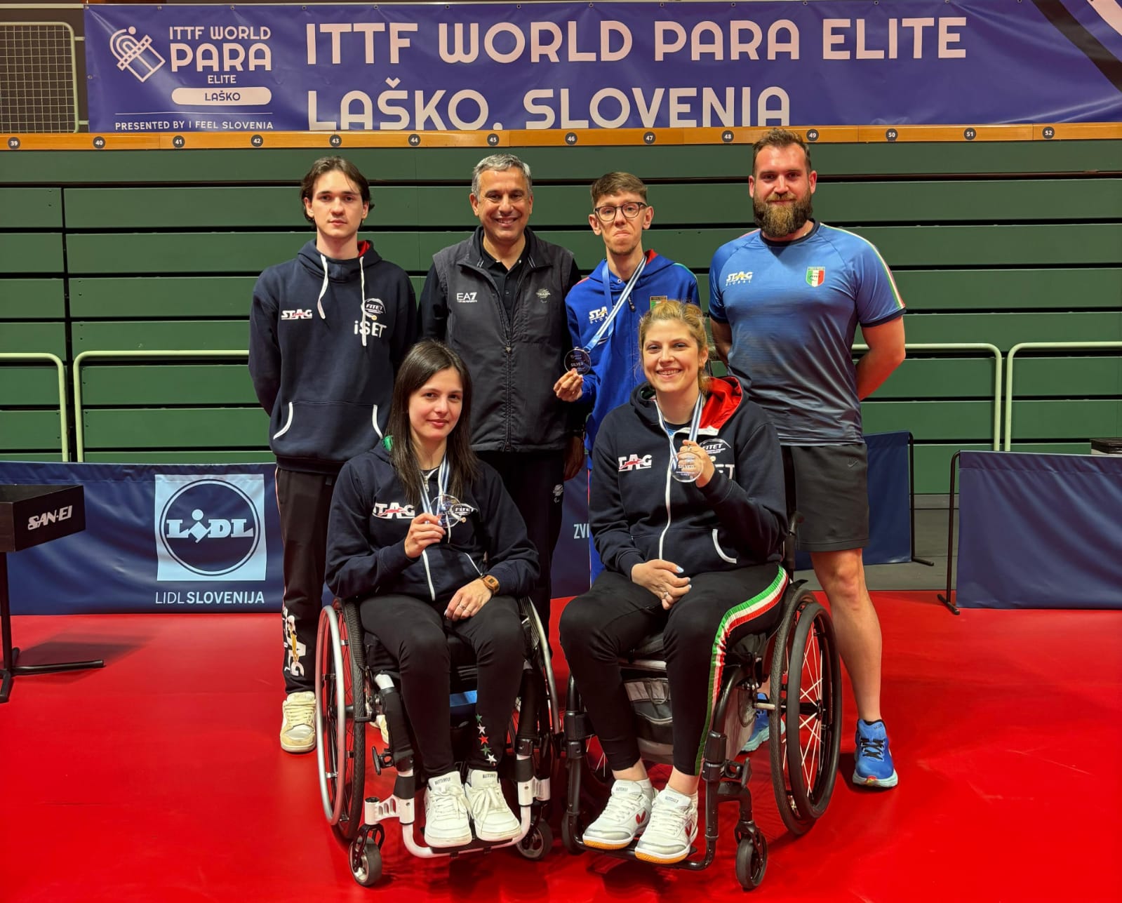ITTF_World_Para_Elite_Lasko_2025_Carlotta_Ragazzini_Matteo_Parenzan_e_Giada_Rossi_argenti_con_Alessandro_Arcigli_Marco_Bressan_e_Alessandro_Sellan ITTF_World_Para_Elite_Lasko_2025_Carlotta_Ragazzini_Matteo_Parenzan_e_Giada_Rossi_argenti_con_Alessandro_Arcigli_Marco_Bressan_e_Alessandro_Sellan