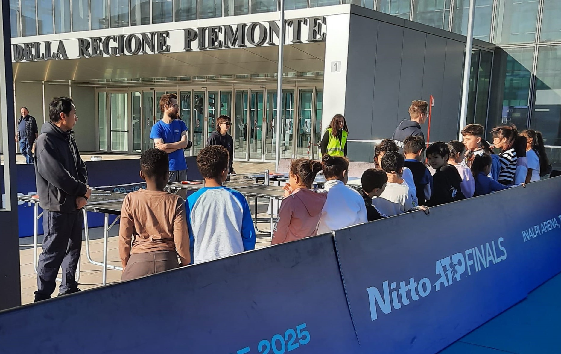 I bambini delle scuole a lezione di tennistavolo