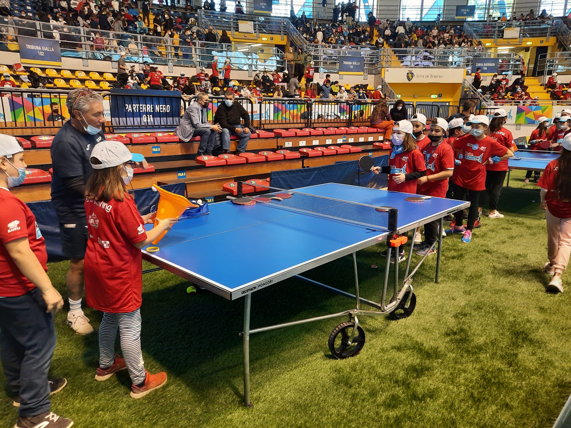 I bambini si divertono con il tennistavolo alla festa finale di Racchette in Classe 2021