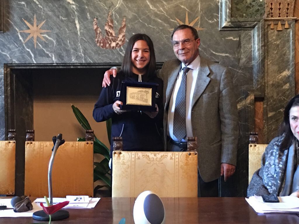 Jamila Laurenti premiata dal prefetto Valter Crudo