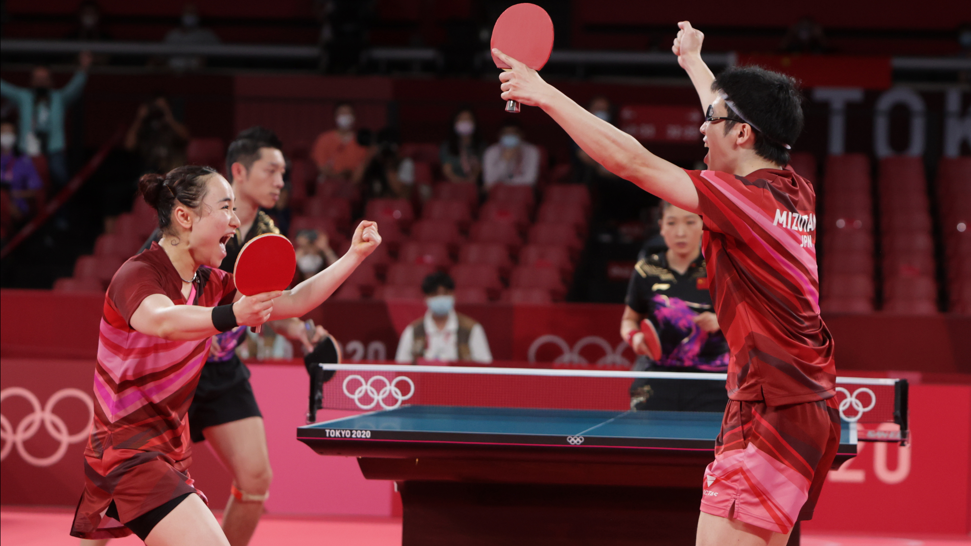 Jun Mizutani e Mima Ito festeggiano il titolo olimpico a Tokyo 2020