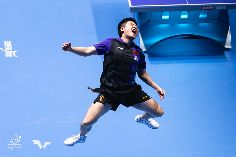 Liang Jingkun esulta dopo aver battuto Alexis Lebrun ai Mondiali di Londra 2026