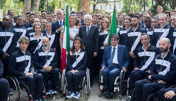 Luca Pancalli con atleti paralimpici