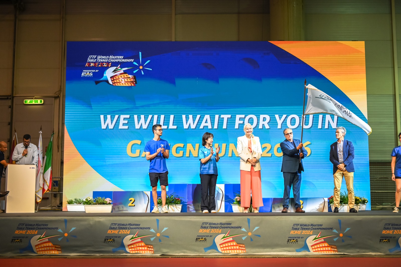 Mondiali Master di Roma passaggio della bandiera agli organizzatori di Gangneung 2026