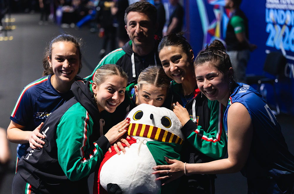 Nazionale femminile con la mascotte