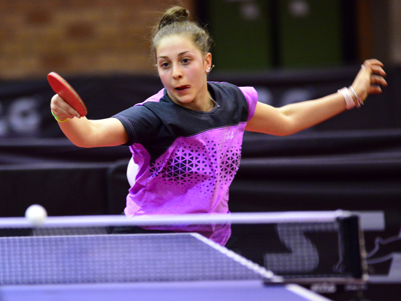 Nicole Arlia in azione di rovescio
