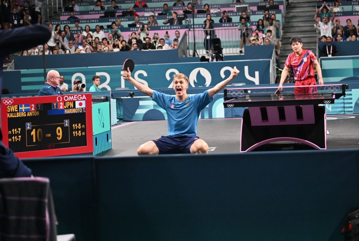 Olimpiadi di Parigi 2024 Anton Kallberg esulta dopo aver battuto Tomokazu Harimoto in semifinale a squadre