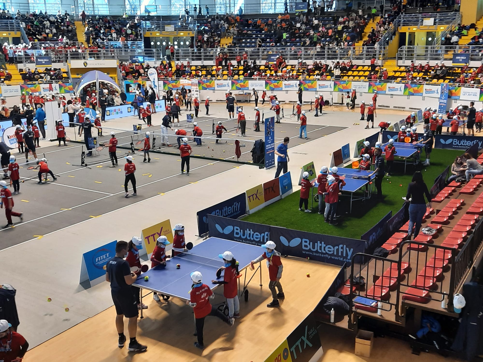 Panoramica di tennistavolo e tennis alla festa finale di Racchette in Classe 2021