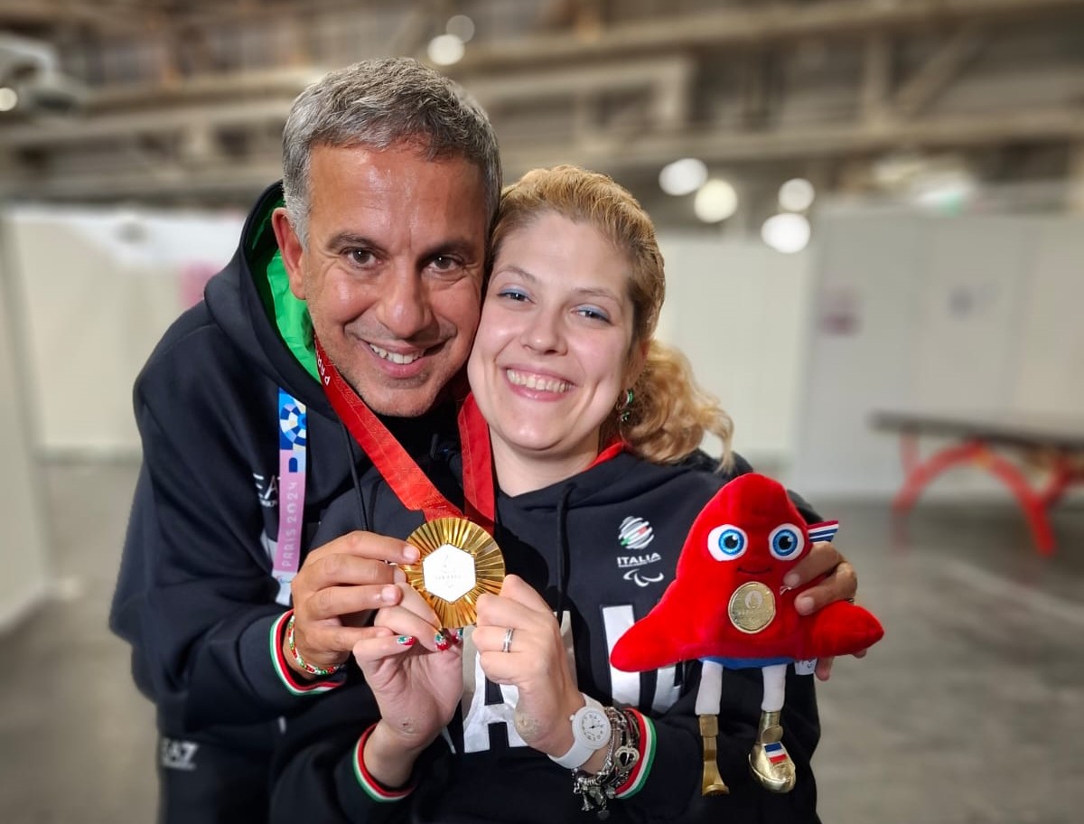 Paralimpiadi di Parigi 2024 Alessandro Arcigli con Giada Rossi con la medaglia 