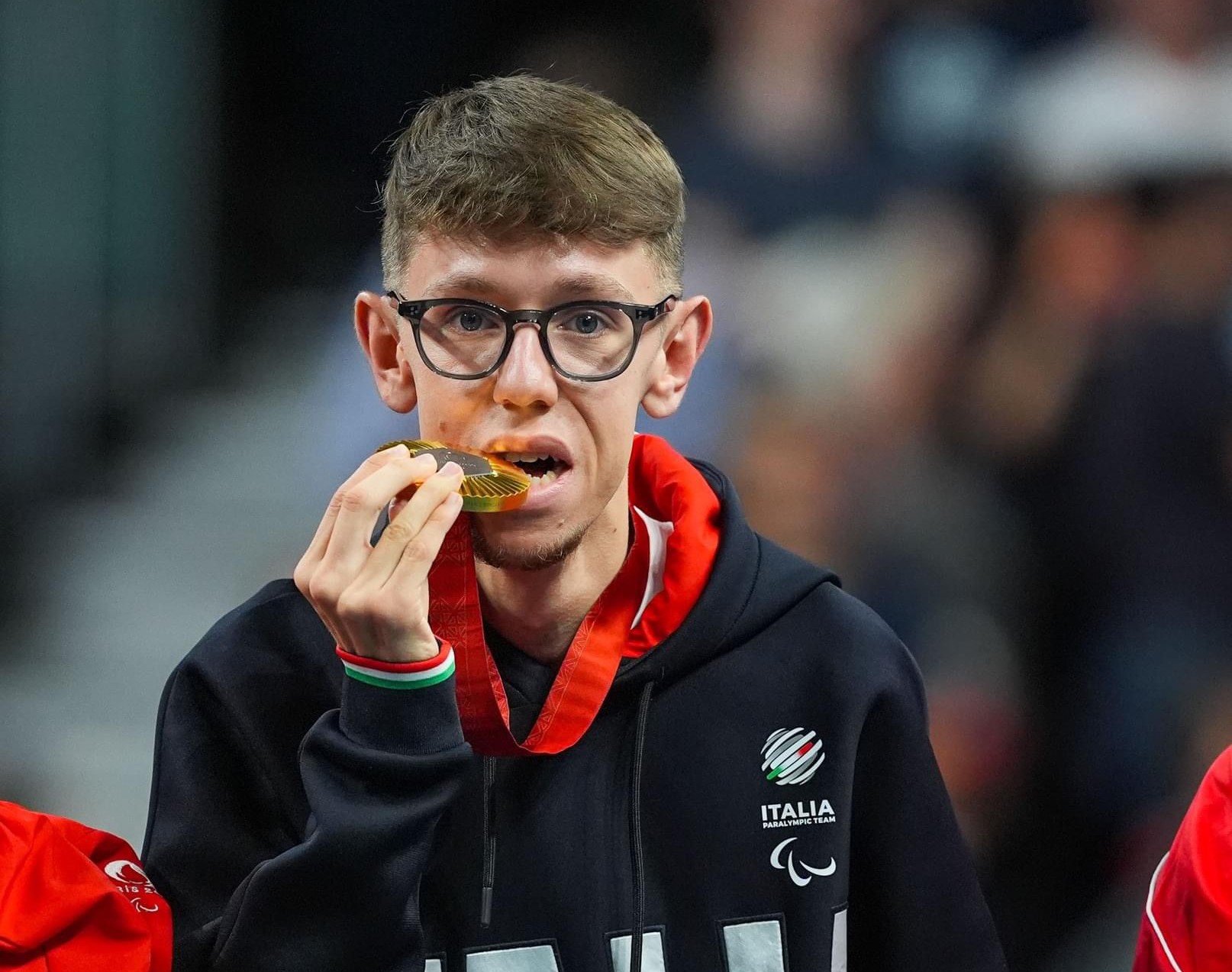 Paralimpiadi di Parigi 2024 Matteo Parenzan morde la medaglia doro