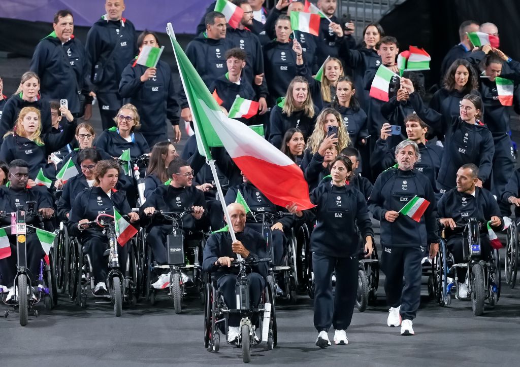Paralimpiadi di Parigi 2024 lItalia sfila alla cerimonia di apertura
