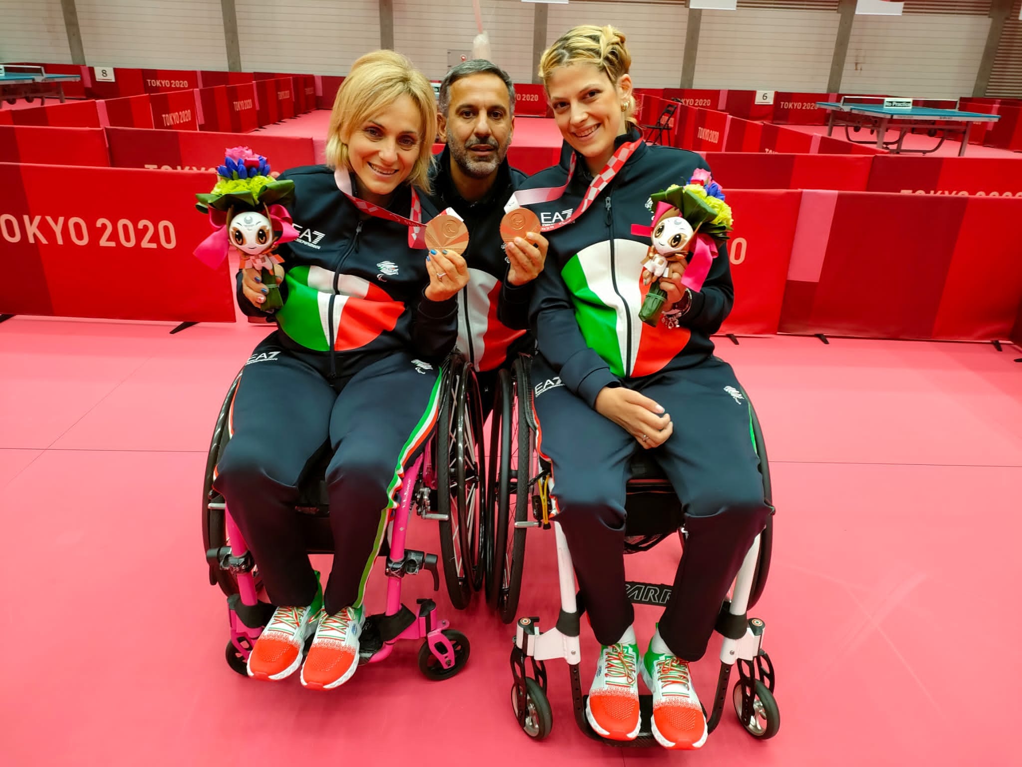 Paralimpiadi di Tokyo 2020 Alessandro Arcigli fra Michela Brunelli e Giada Rossi con le medaglie di bronzo