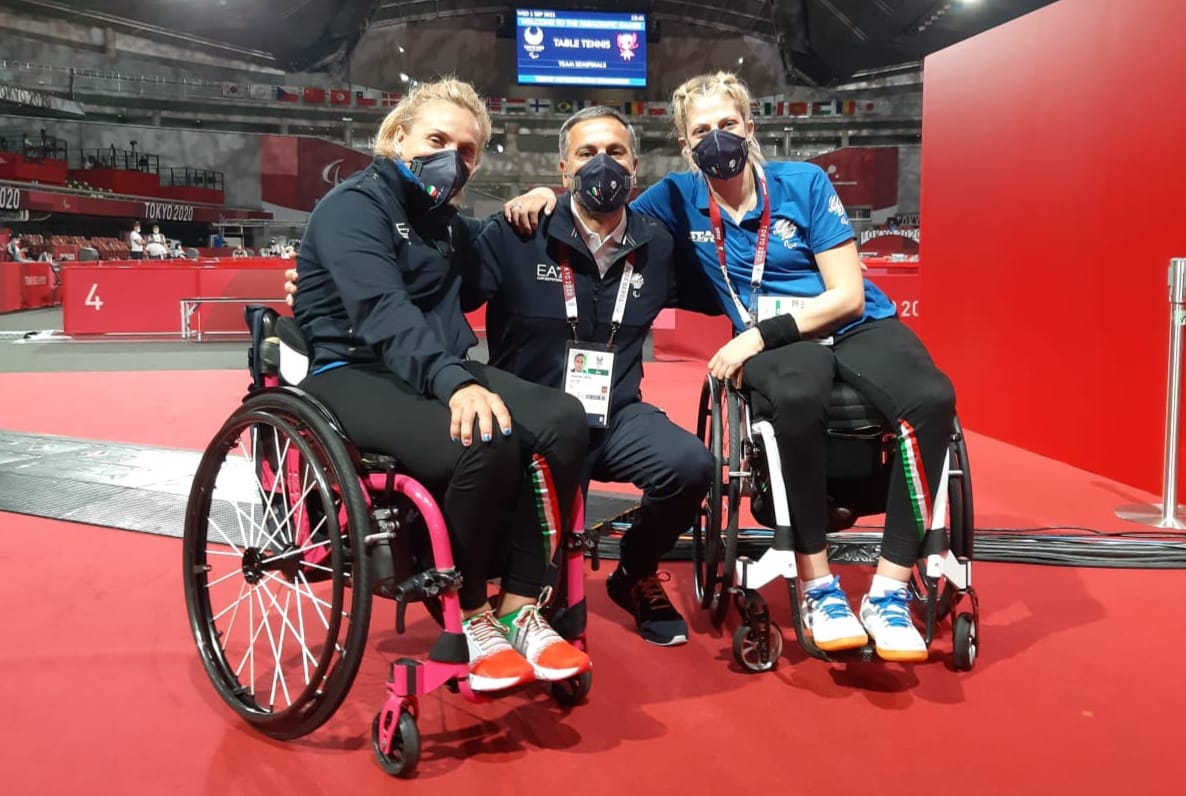 Paralimpiadi di Tokyo 2020 Michela Brunelli e Giada Rossi di bronzo a squadre di classe 1 3 con il direttore tecnico Alessandro Arcigli