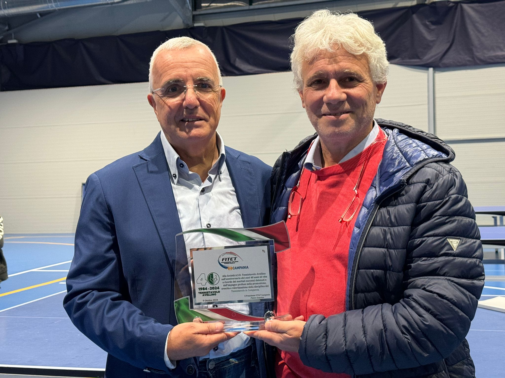 Pietro Guarino consegna targa a Luciano De Castris per i 40 anni del TT Avellino