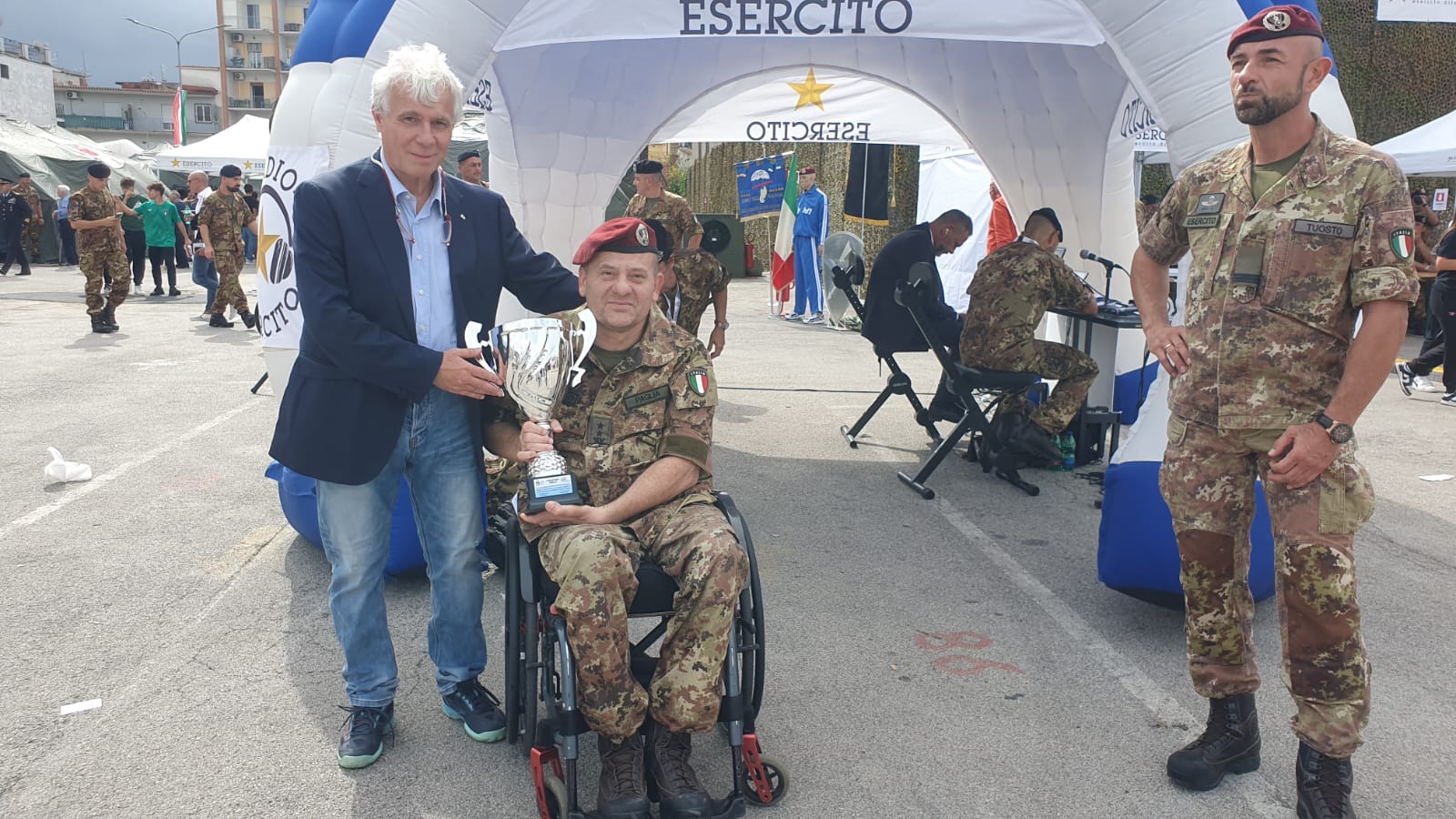 Pietro Guarino premia Gianfranco Paglia a Esercito Sport in Piazza 2024