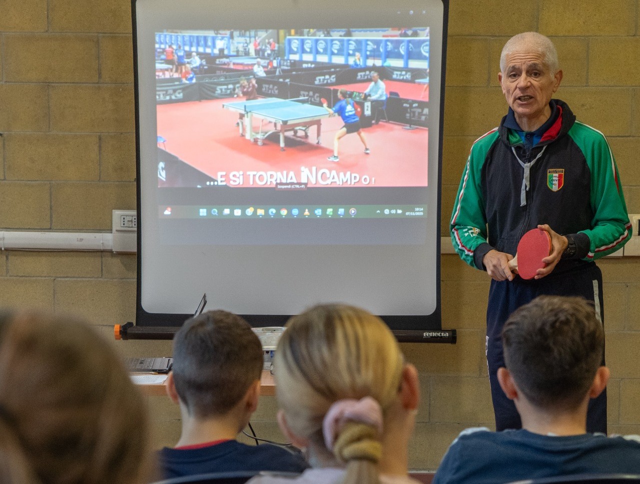 Racchette in Classe 2025 lezione sul tennistavolo