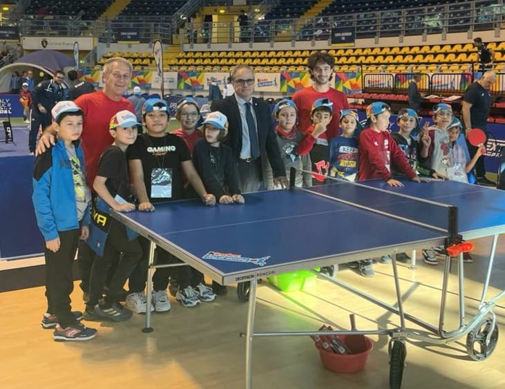 Racchette in Classe Festa finale 2022 presidente Di Napoli con i bambini
